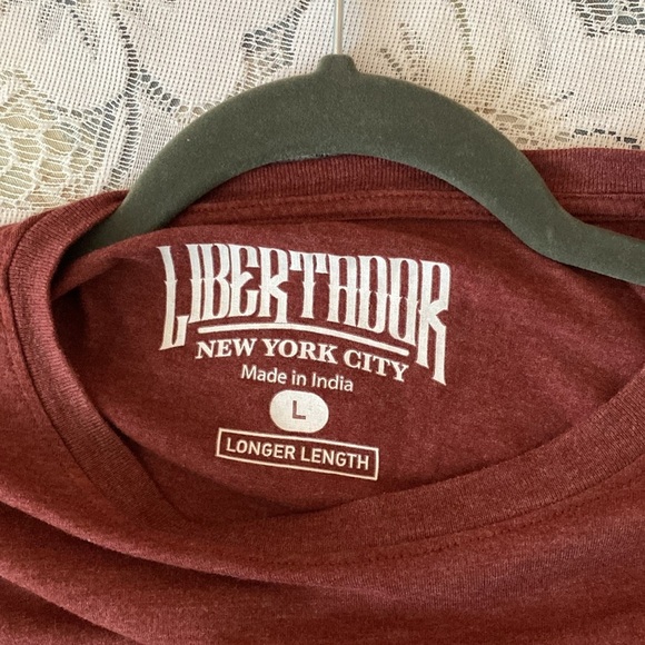 Men’s‎ Libertador Tee Shirt Size Large Longer Length Maroon Black with Pocket - Picture 2 of 8